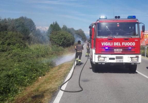 Sterpaglie a fuoco a Fontaneto, a ridosso della provinciale