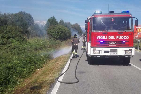 Sterpaglie a fuoco a Fontaneto, a ridosso della provinciale