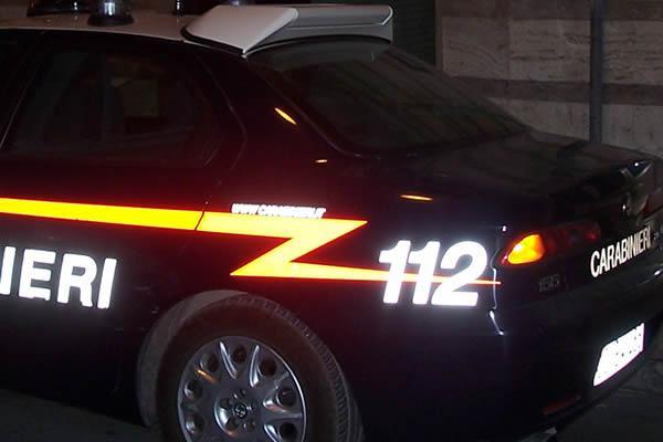 Ubriaco entra in un bar, impugnando una grossa pinza da fabbro: arrestato