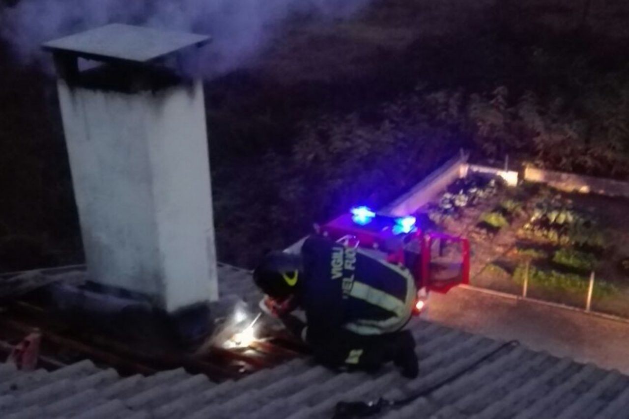 Incendio comignolo sul tetto e i pompieri lo smontano