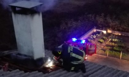 Incendio comignolo sul tetto e i pompieri lo smontano
