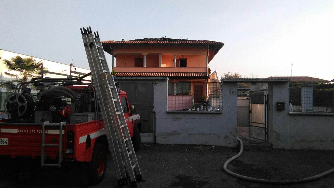 Incendio tetto nella notte, casa inagibile