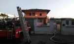 Incendio tetto nella notte, casa inagibile