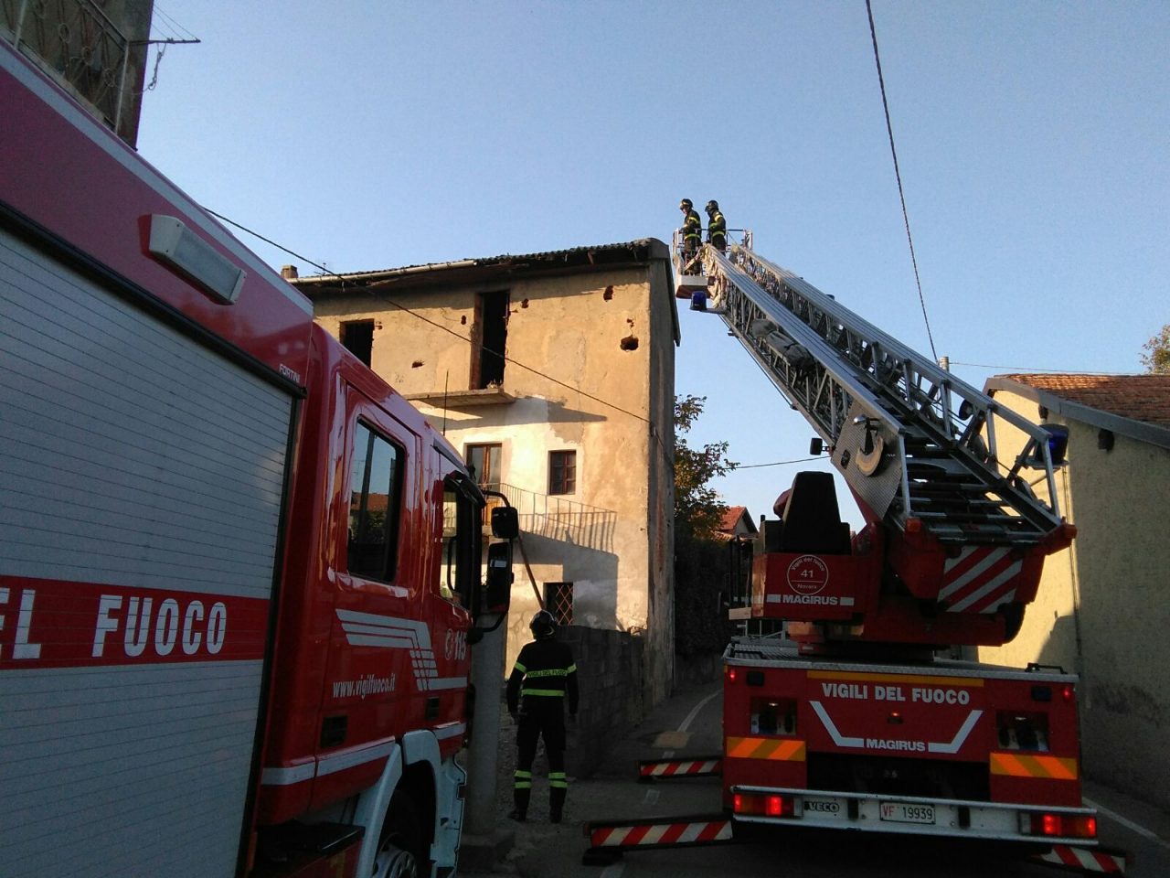 Struttura pericolante a Divignano, intervengono i pompieri