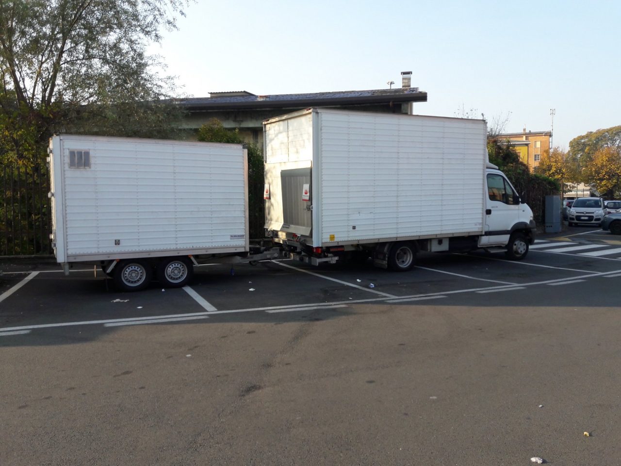 Parcheggio vietato occupa 5 posti con un furgone