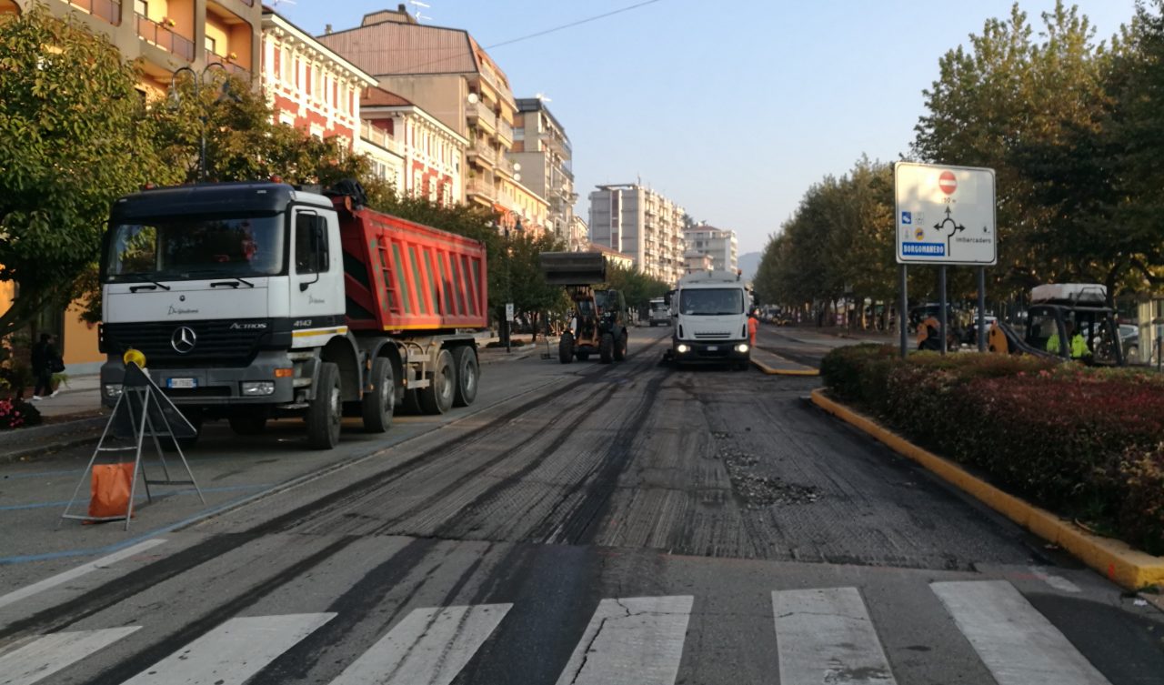 Arona: scarificato corso Repubblica