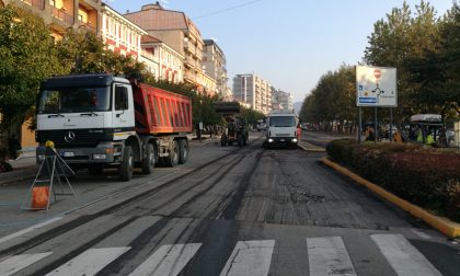 Arona: scarificato corso Repubblica