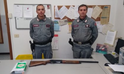 Denunciato un cacciatore e sequestrata larma