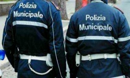 Fanno a pugni e uno sgabello finisce contro un agente