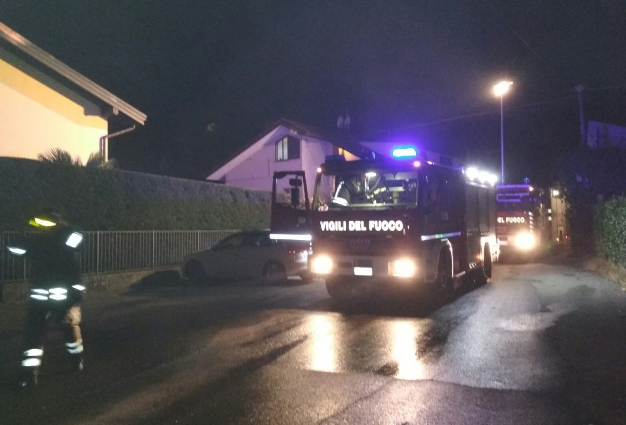 Fiamme sul tetto a Borgomanero