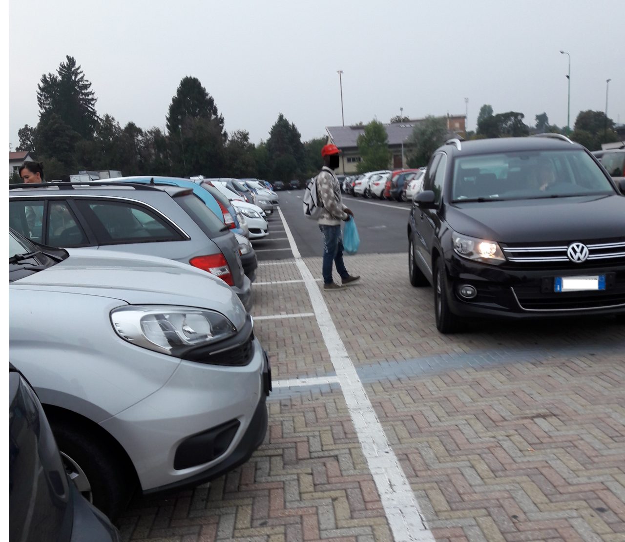 I parcheggiatori abusivi “non mollano” piazzale Aldo Moro ad Arona