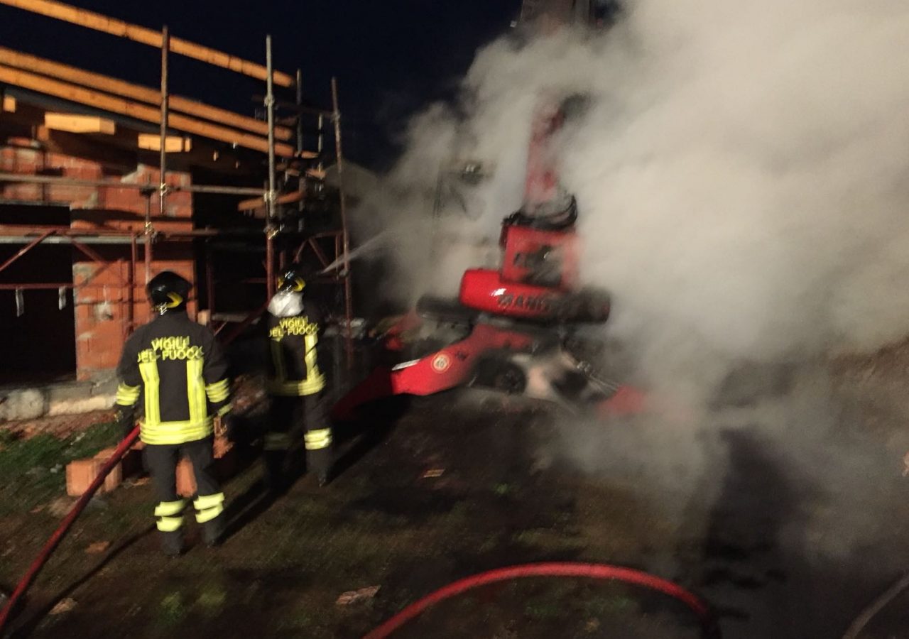 Incendio in un cantiere