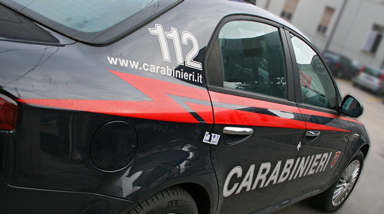 Litigano: tenta di investirli in auto