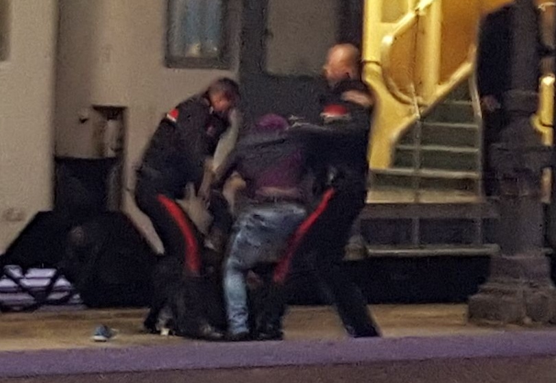Non vuole pagare il biglietto del treno e si scaglia persino contro i carabinieri