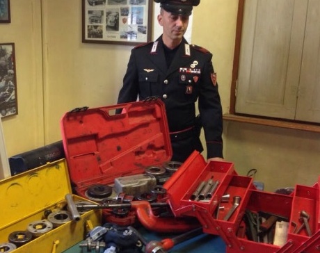 Rubano attrezzi da 10.000 euro: beccati sul posto