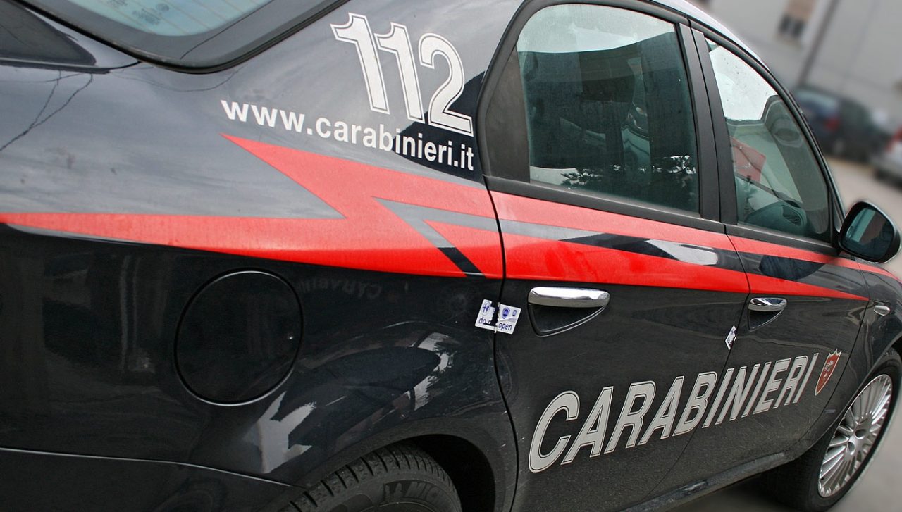Scappano con il bottino delle slot