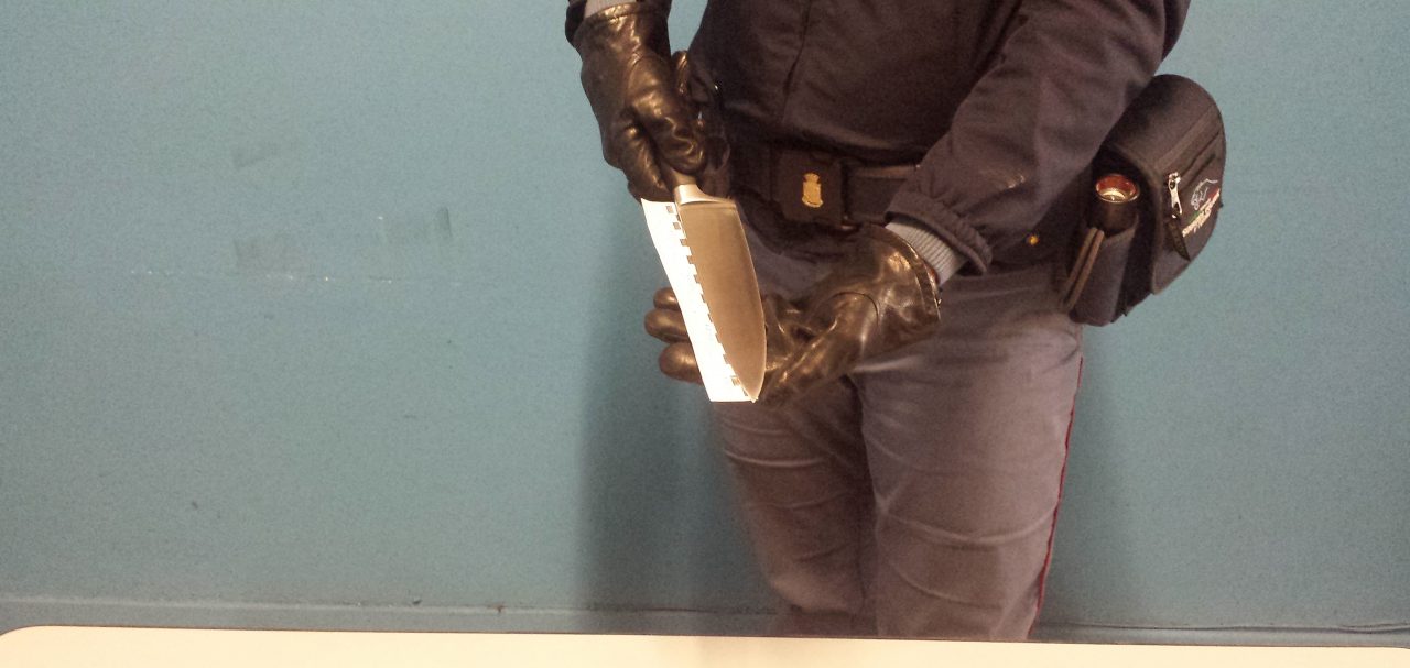 Si accoltellano per strada: tre arresti per tentato omicidio