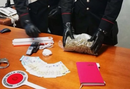 Trovato con la droga in casa: arrestato