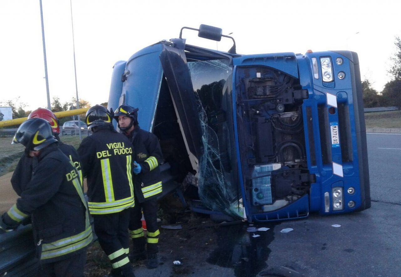 Un camion si ribalta in via delle Americhe