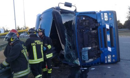 Un camion si ribalta in via delle Americhe