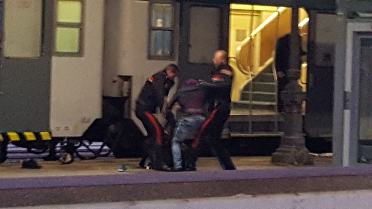 Stazione rissa con i carabinieri ad Arona
