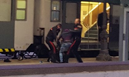 Stazione rissa con i carabinieri ad Arona