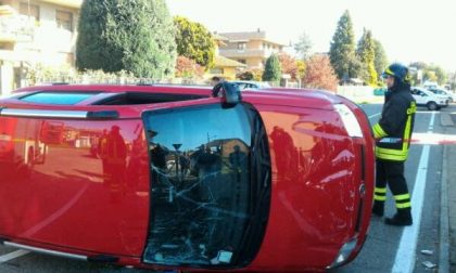 Auto si capotta in via Maggiora a Borgomanero