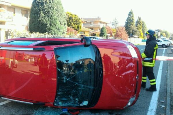 Auto si capotta in via Maggiora a Borgomanero