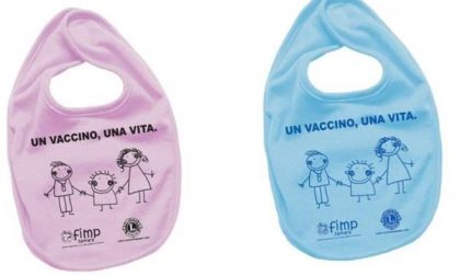 Bavaglino in regalo alle neo mamme per sensibilizzare sulle vaccinazioni