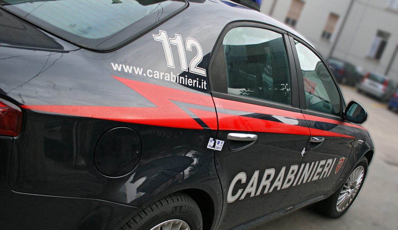 Sfondano vetrina e portano via cellulari per migliaia di euro