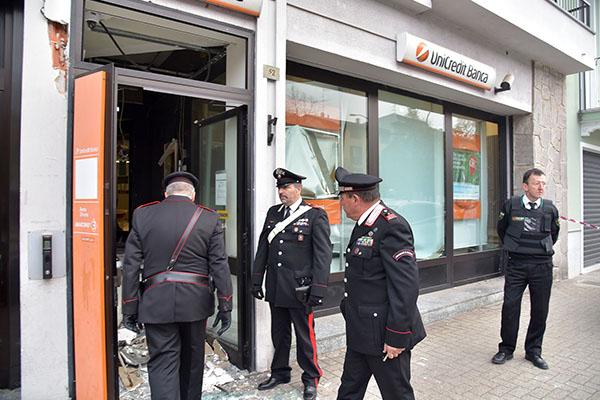 Fanno esplodere il bancomat a Galliate: se ne vanno a mani vuote