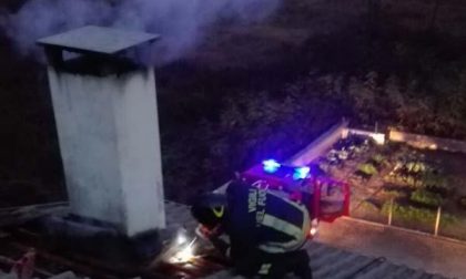 Fiamme da un camino a Borgomanero