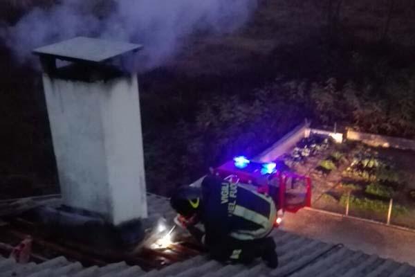 Fiamme da un camino a Borgomanero