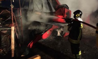 Fiamme in un cantiere edile a Suno