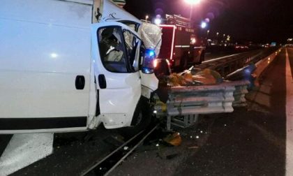 Furgone esce di strada in A4 all'alba di mercoledì