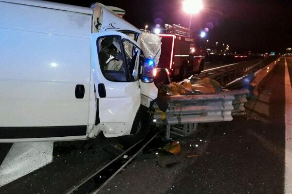 Furgone esce di strada in A4 all’alba di mercoledì