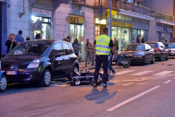 Grave incidente in corso Milano: motociclista in ospedale con un codice rosso