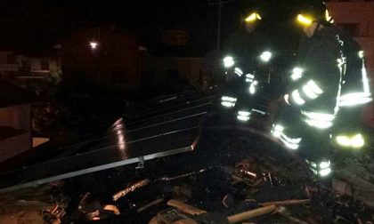 Incendio tetto nella notte in via Walser a Novara