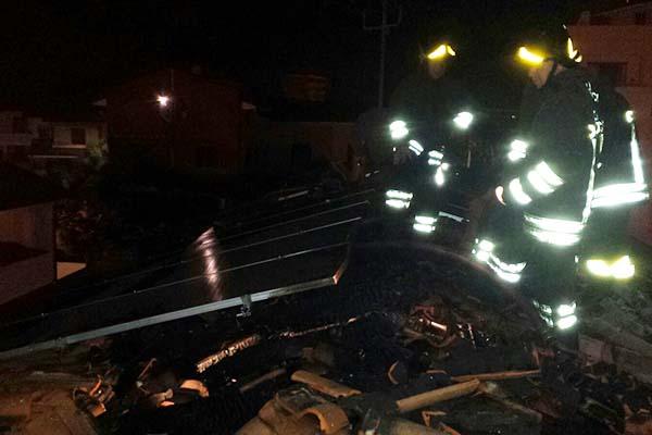 Incendio tetto nella notte in via Walser a Novara