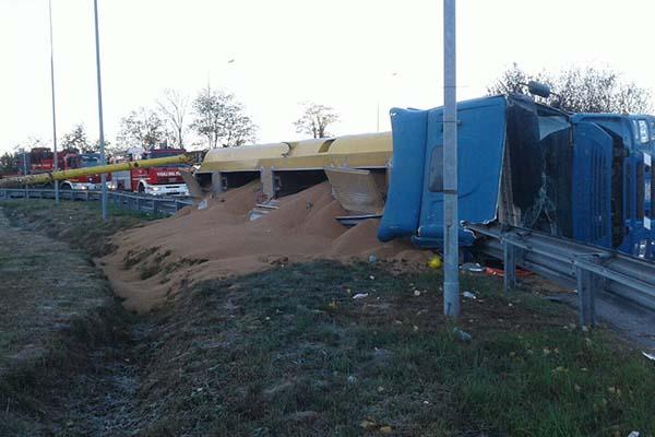 Incidente in via delle Americhe, camion si ribalta in strada