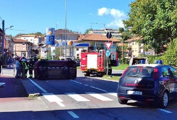 Incidente in via Maggiora a Borgomanero: auto ribaltata dopo un volo di metri