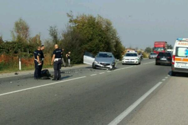 Incidente stradale a Trecate tra due auto, una finisce nel fosso