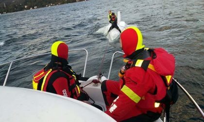 La loro barca a vela si rovescia nel Cusio: in soccorso i Vigili del fuoco