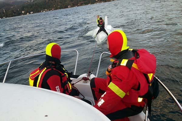 La loro barca a vela si rovescia nel Cusio: in soccorso i Vigili del fuoco