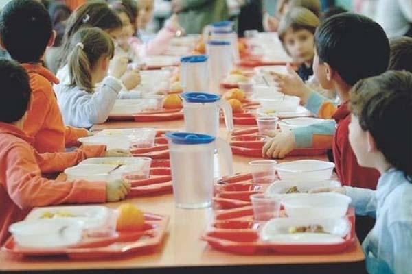 La plastica nella pasta alla mensa scolastica