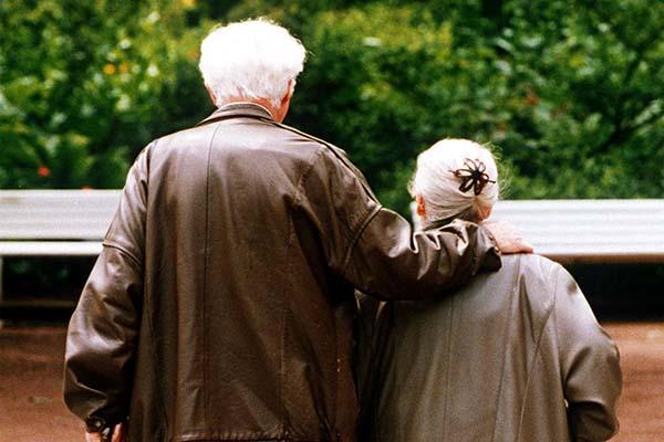 Molesta gli anziani vicini di casa: alla sbarra per stalking