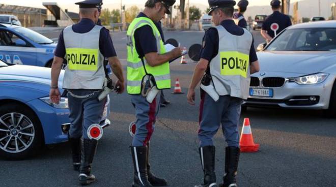 Cuoco ubriaco esce di strada sulla A26