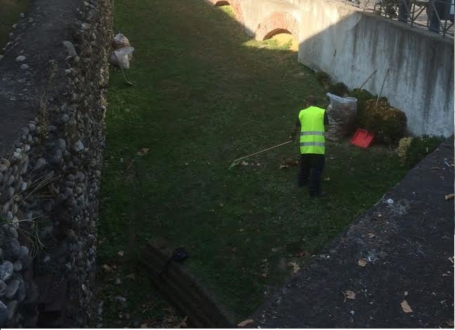 Portici puliti lavorano i cantieristi Assa