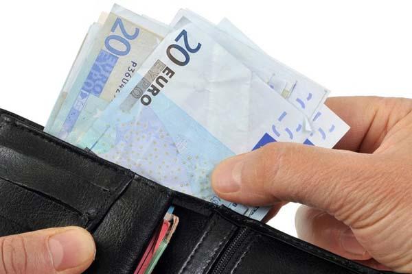 Spende denaro falso in un negozio del centro: arrestato