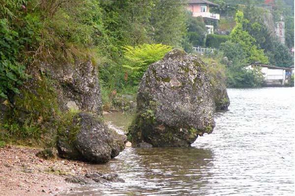 Spiaggia delle Rocchette, lo scoglio non c’è più